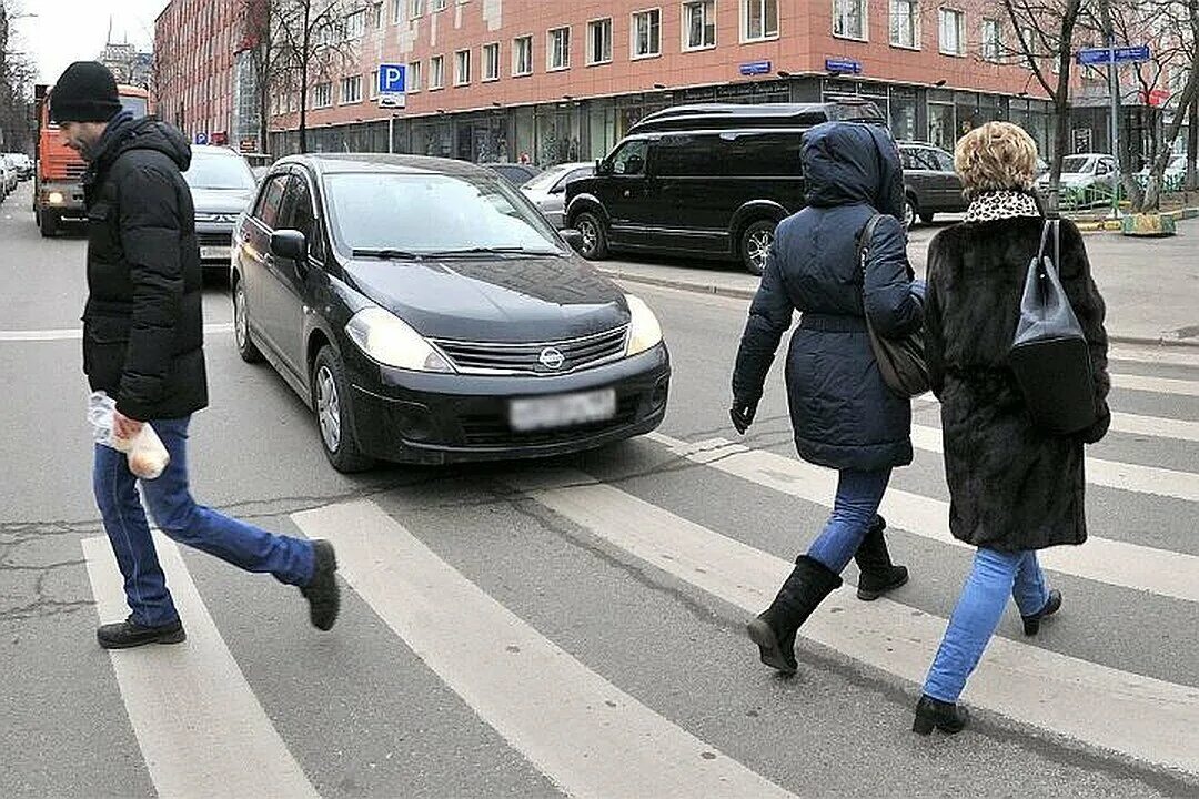 Пешеходы нарушают. Пешеход на дороге. Машина на пешеходном переходе. Пропускать пешехода. Пропустить переехать