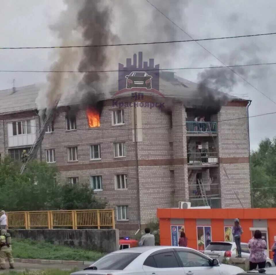 Горит общежитие. Пожар в красноярске. чп красноярск пожар сейчас. что горит в красноярске сейчас. пожар на базаихе в красноярске.