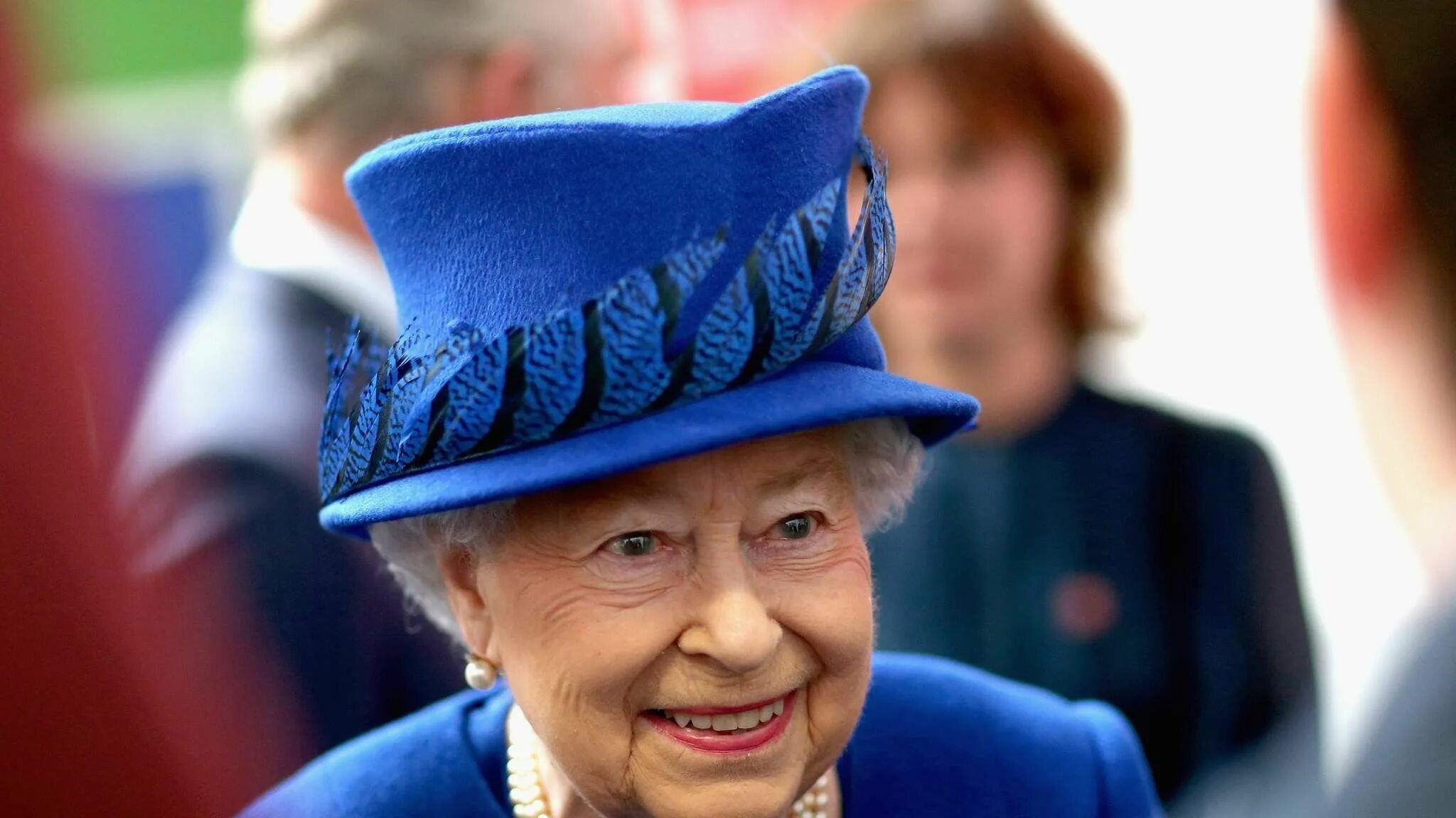 Королева елизавета с фужером. Королева елизавета 2. Королеву елизавету любишь. Королеву елизавету любишь. Королева англии елизавета 2 маникюр.