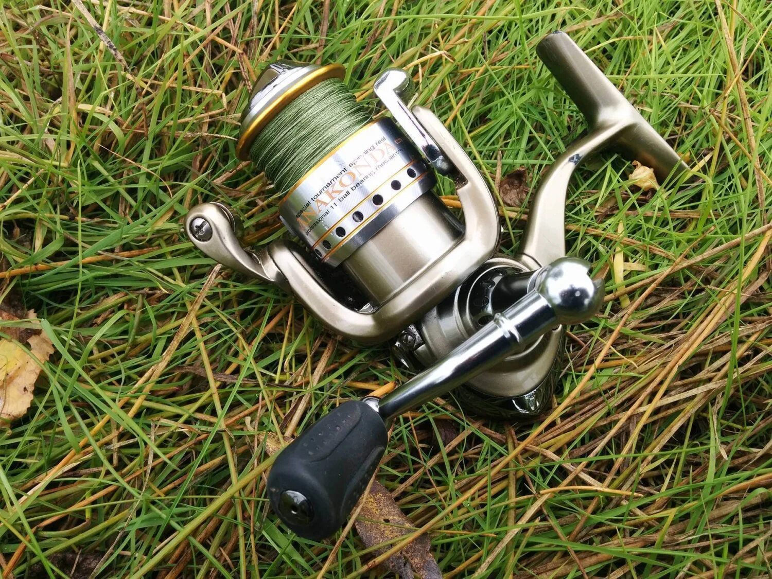 Лучший спиннинг для ловли щук. Катушка Hunter 340 для спиннинга. Shimano Nasci 2500 шпуля. Катушка Kosadaka Manticora MICROJIG 2000s. Daiwa 5200 катушка для спиннинга.