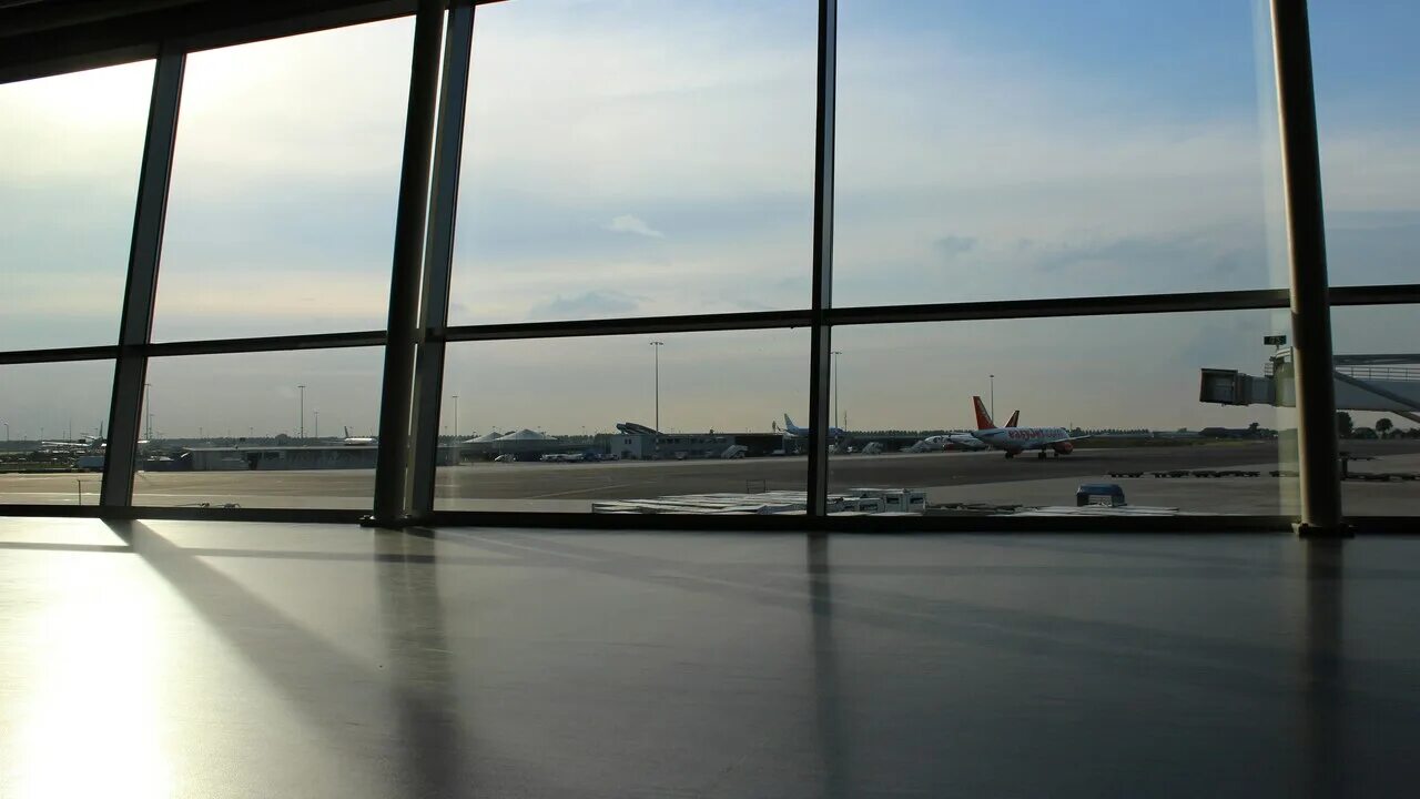 30 Cool Posing Ideas To Battle Boredom In The Airport - Feminine Buzz Cute airpo