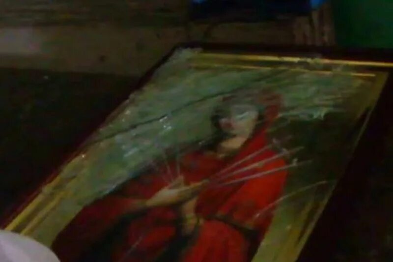 Икона упала примета. Что значит если упала икона. К чему падает икона. Упавшая икона. Упавшая икона.