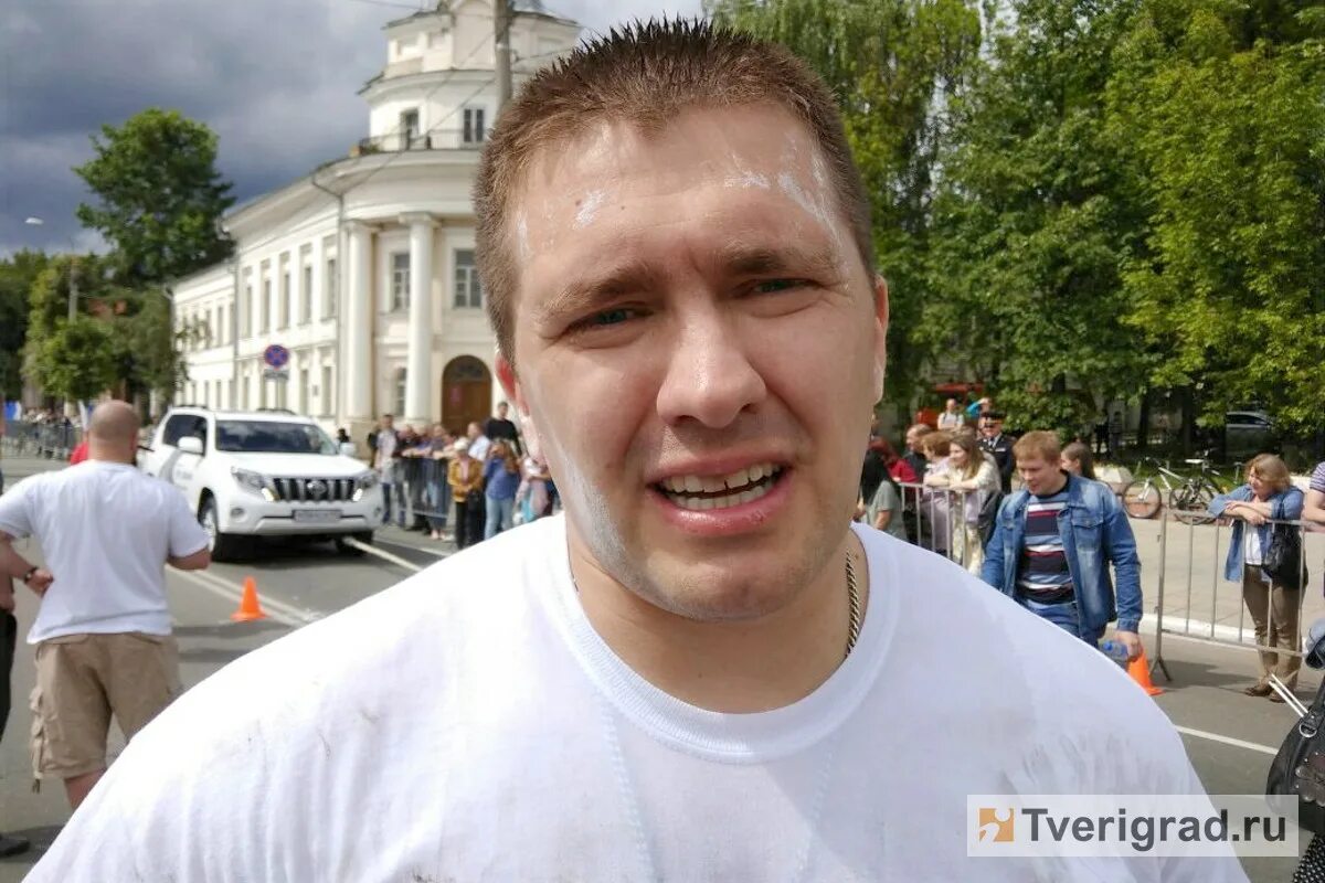 Театральная площадь тверь. Дом памяти андрея дементьева тверь. Памятник в твери на набережной степана разина. Жива тверь. Тверь памятник рыбаку на набережной.