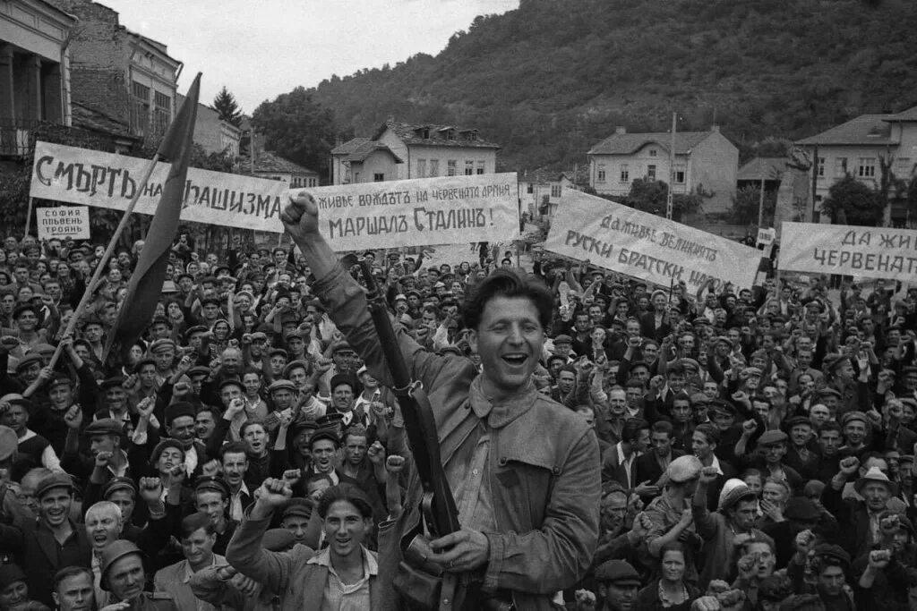 В каком году освободили советский союз. Освобождение Болгарии 1944. Освобождение Болгарии советскими войсками. Освобождение Болгарии 1944 Халдей. Красная армия в Болгарии 1944.