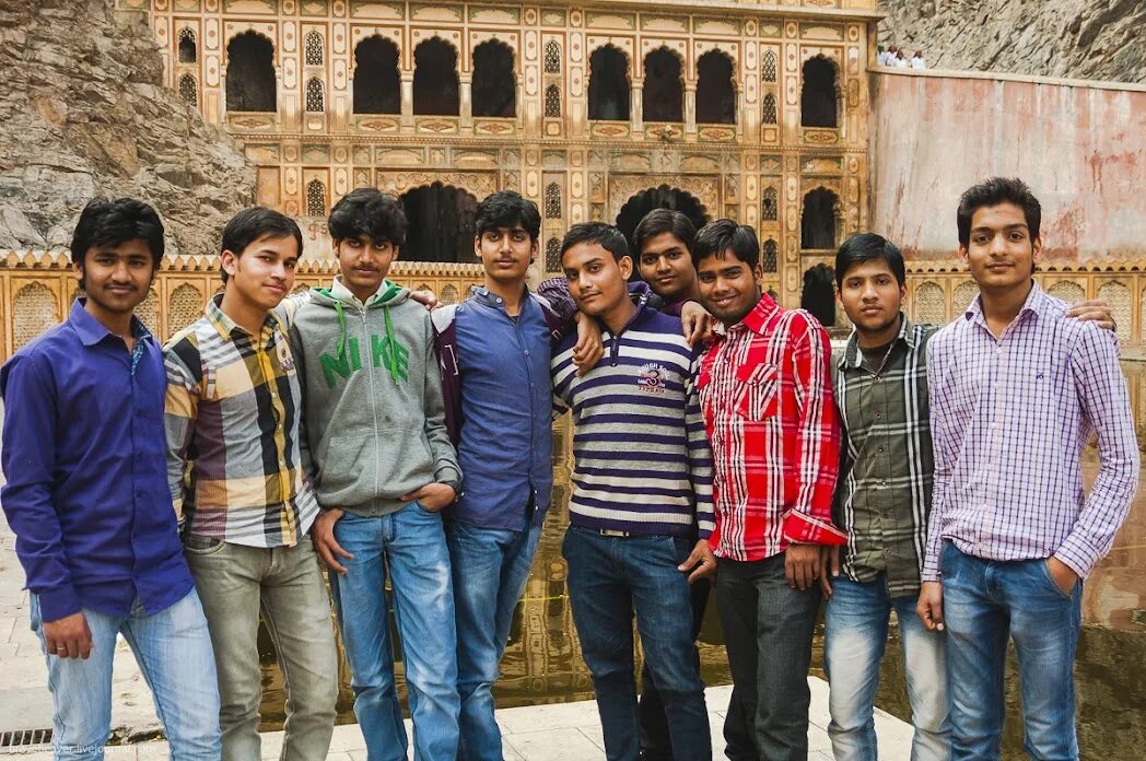 Молодые индианки. Улыбающийся индийский мальчик. Обычные индийские девушки. Индус подросток. Мальчик индус.