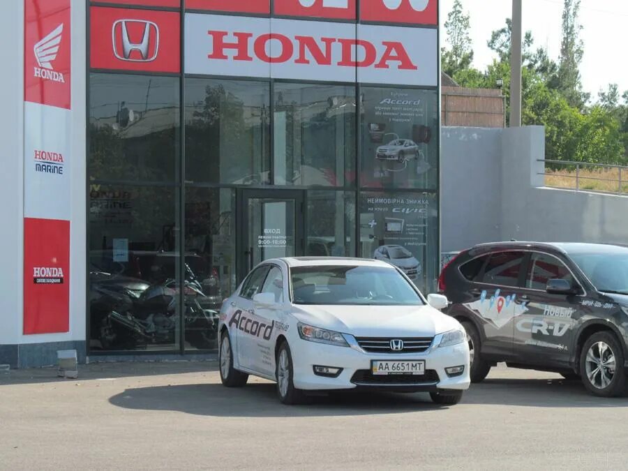 Автосалон Honda. Екатеринбург автосалон Хонда. Машина Хонда автосалон. Автосалон дуэт 1 Автодель Севастополь продавал Honda. Хонда купить в аптеке