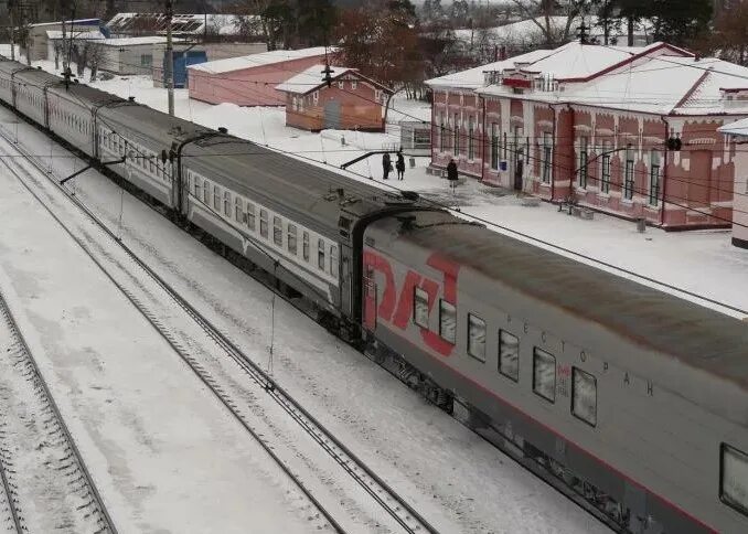 Тэп70-0300. Жд вокзал заводоуковск. Электричка ялуторовск заводоуковск. Тюмень железнодорожные пути. Поезд заводоуковск.