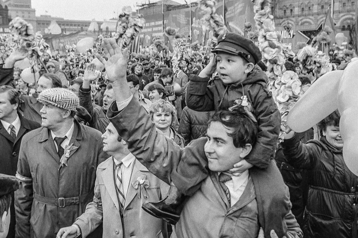 1 мая праздник победы. Первомайская демонстрация. 1927. Первомай в Москве 1955г. Первомайская демонстрация 1970. Советская демонстрация.