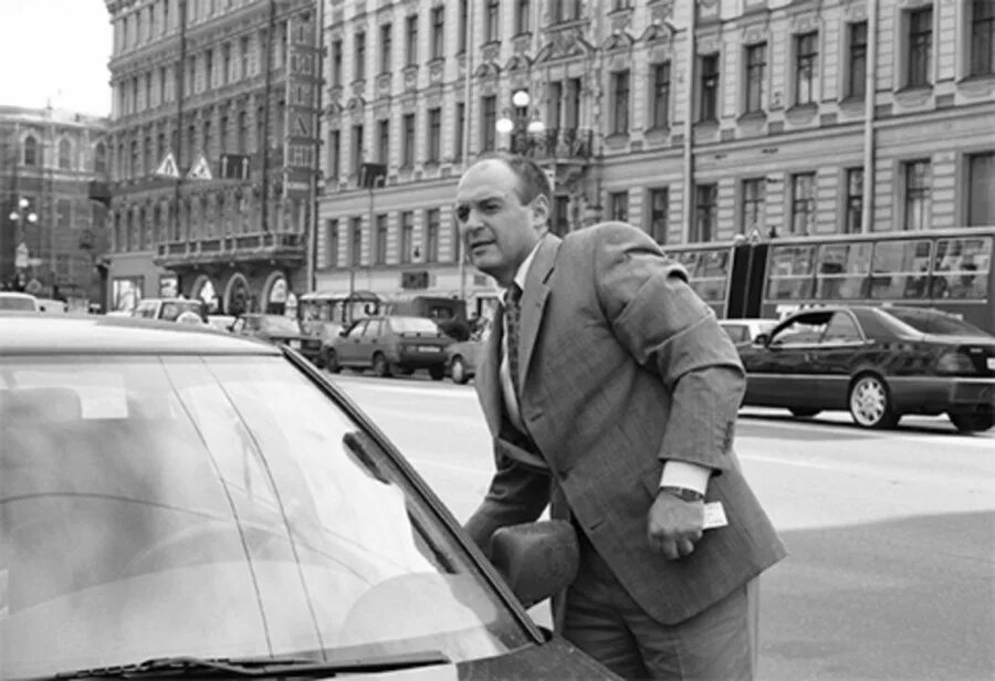 Юрия титовича шутова. Шутов депутат санкт-петербург. могила шутова юрия титовича.