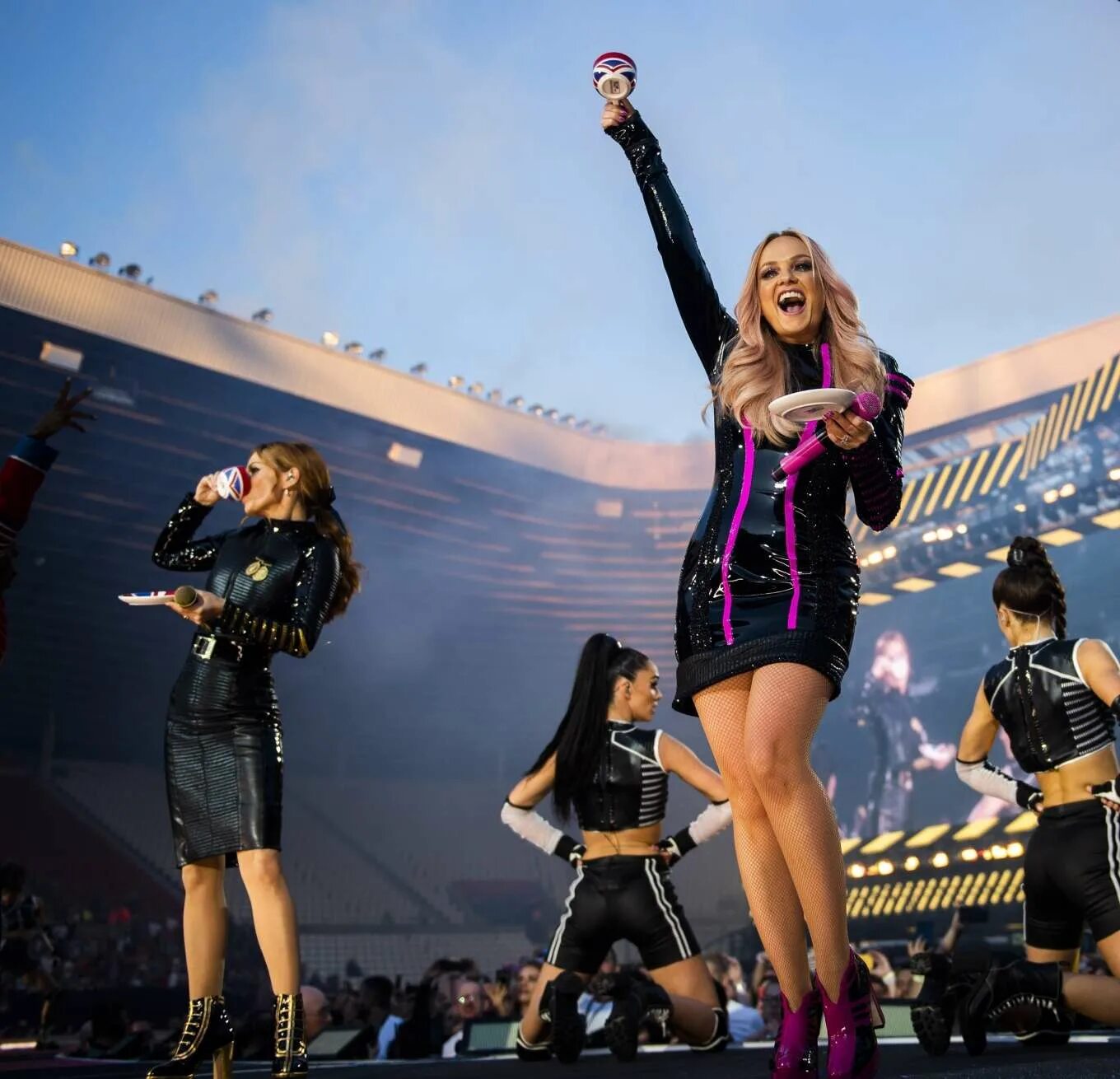 Girls tour. Spice girls 2022. Girls tour. Girls tour. Блэк пинк 2019.