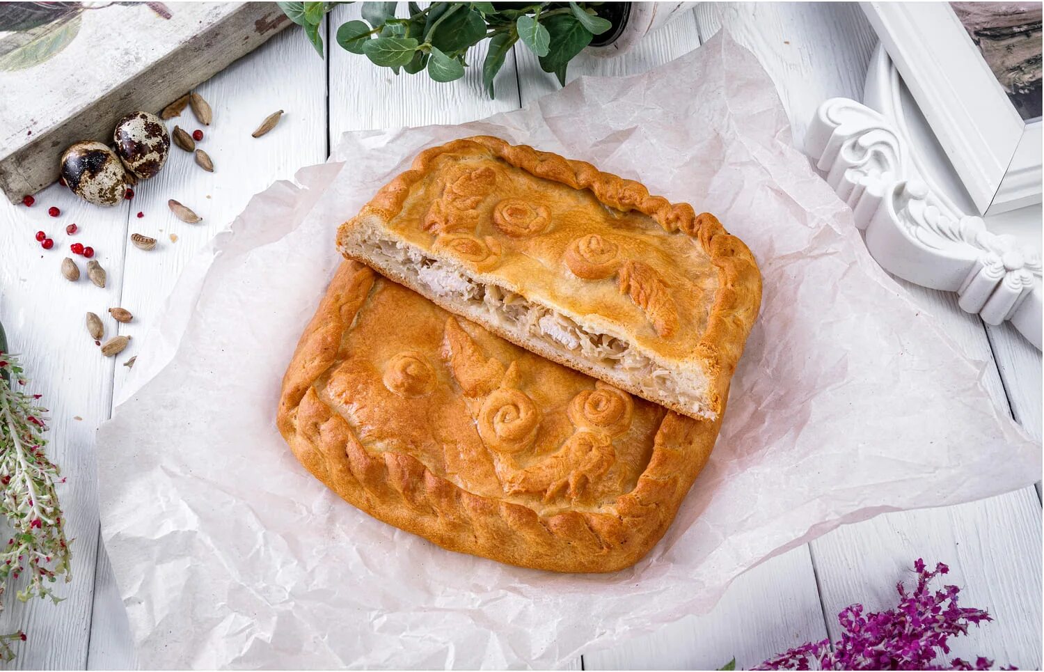 Пирог с рисом мясом дрожжевой. Сдобный пирог. сдобный пирог с капустой. пирог с курицей и рисом. сдобные пирожки.