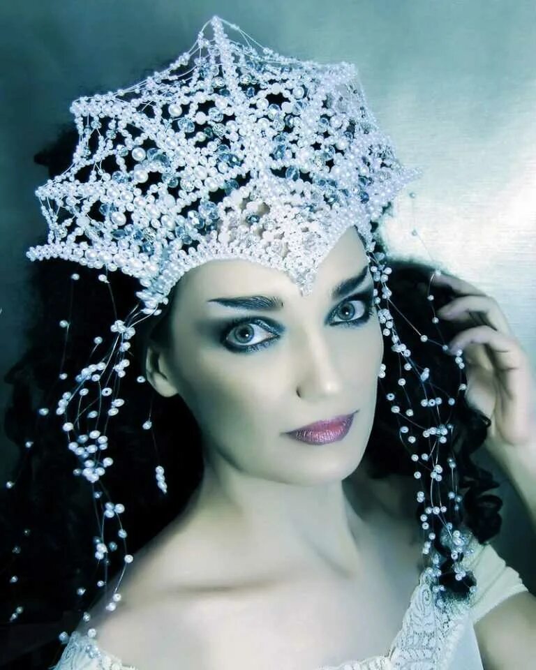Макияж королевы. Снежная королева айс квин. Корона снежная королева. Снежная королева айс квин. Макияж огненной королевы.