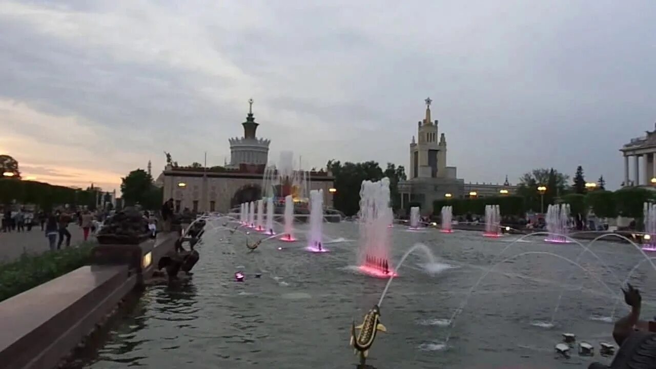 Во сколько включают подсветку фонтанов на вднх. Цветной фонтан на вднх. фонтаны с подсветкой на вднх. время включения подсветки фонтанов на вднх. вднх фонтаны работают.