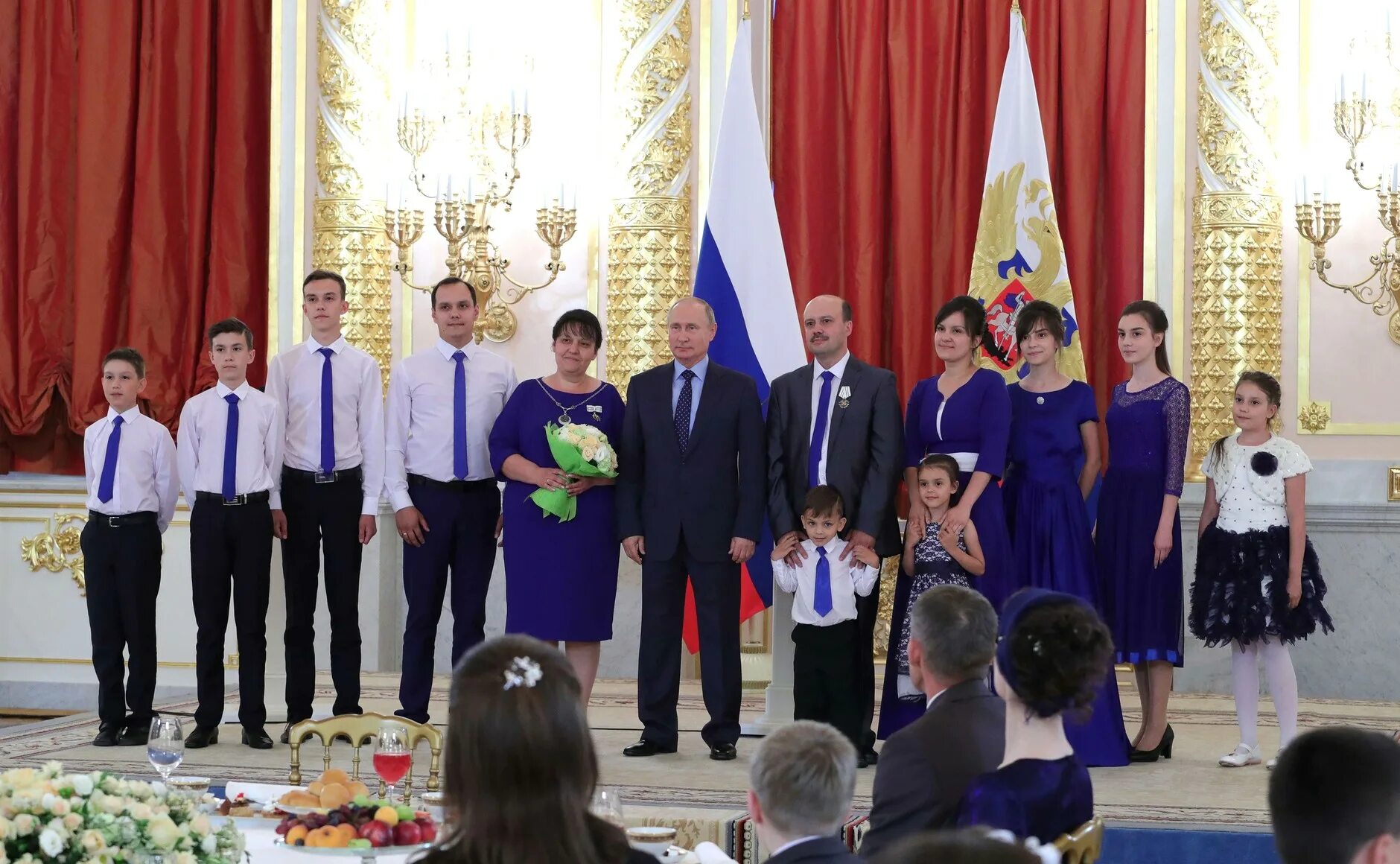 Орден родительская Слава награждение. Орден родительская Слава Кремлин. Семья Луста у президента. Награждение в Кремле орденом родительская Слава.