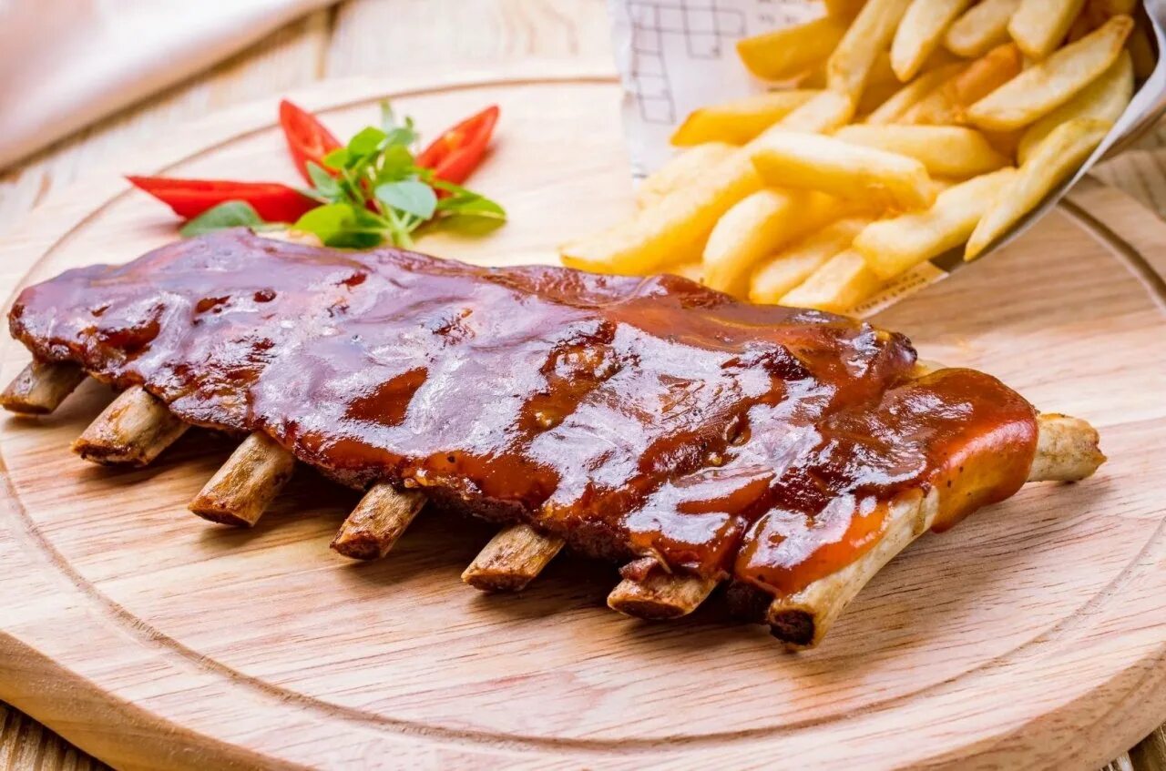 Сколько жарить свиные ребрышки. Ребрышки на сковороде. ребра bbq. свиные рёбрышки на сковороде. жареные свиные ребра с картошкой на сковороде.