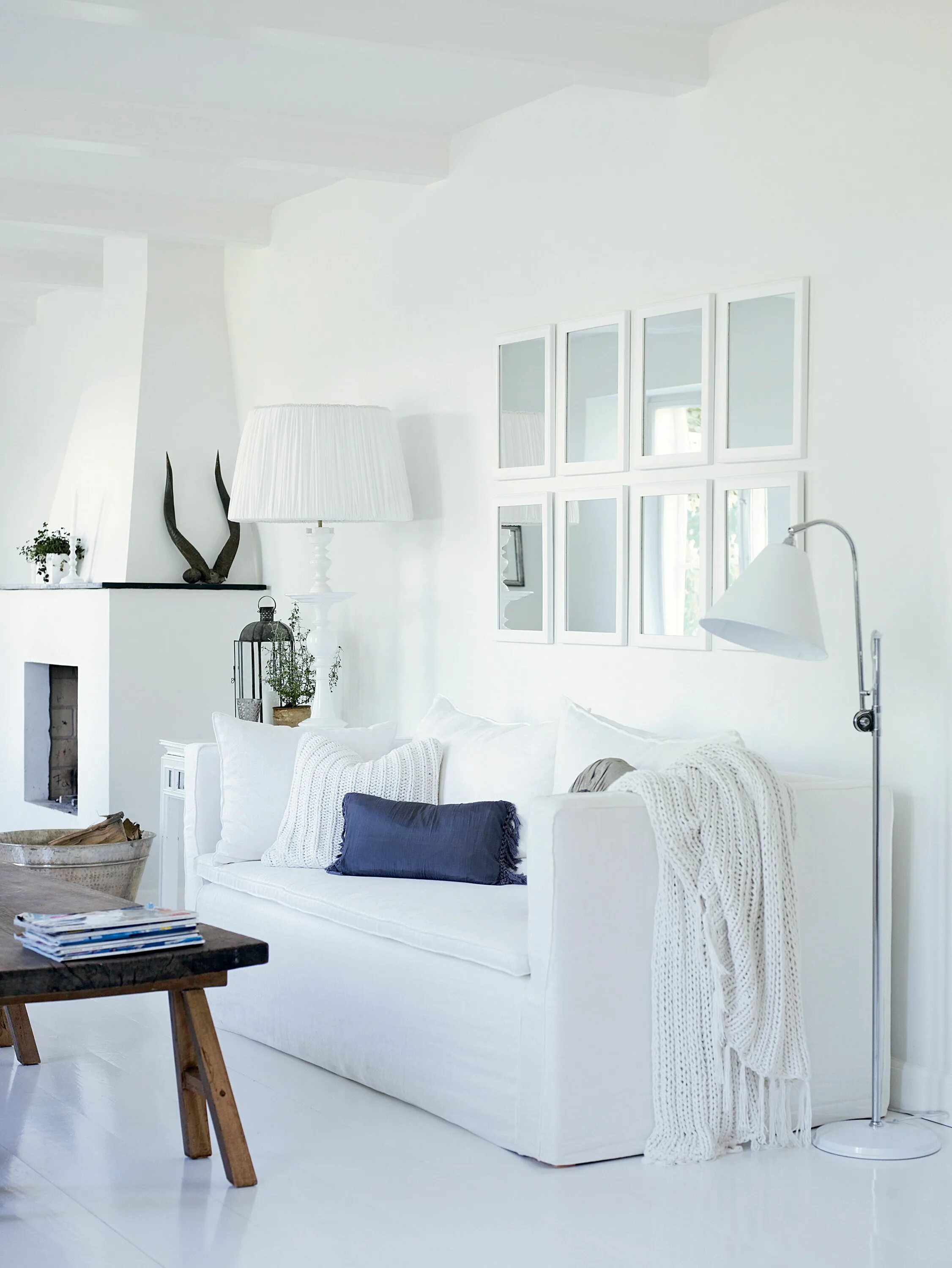 Classy home in black and white - COCO LAPINE DESIGN White interior, Living room 