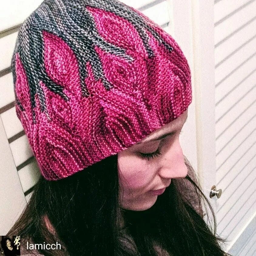 Мк шапки в технике свинг. Необычные шапки спицами. Вязаная шапка в технике свинг. Шапка в технике свинг мастер класс. Шапка в стиле свинг.