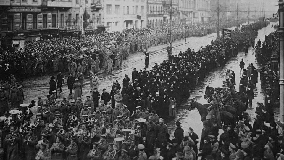 Февральская революция в москве. Февральская революция 1917 Петроград. Петроград февраль 1917. Петроград март 1917. Похороны жертв Февральской революции на Марсовом поле.