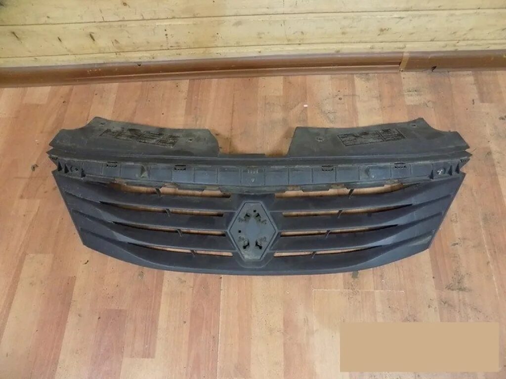 Решетка радиатора рено дастер 2017 артикул. Решетка радиатора рено логан 2. Решетка радиатора рено логан 2 рестайлинг. Рено сценик 3 решетка бампера рестайлинг. Решетка бампера рено логан 1 2010 года.