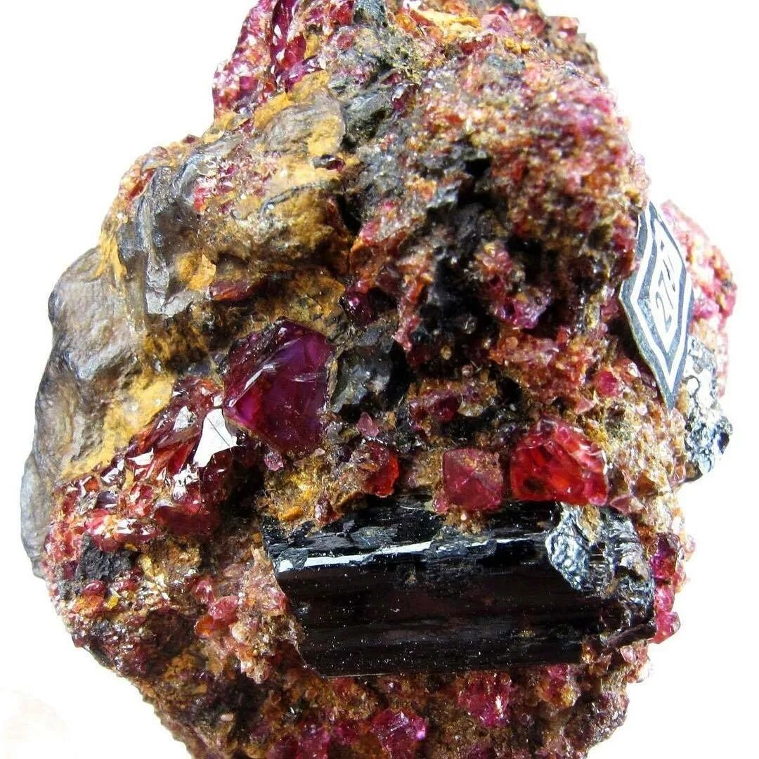 Редкие драгоценные минералы. Пейнит (паинит). Кристалл пейнита. Пейнит драгоценный камень. Камень минерал пейнит.