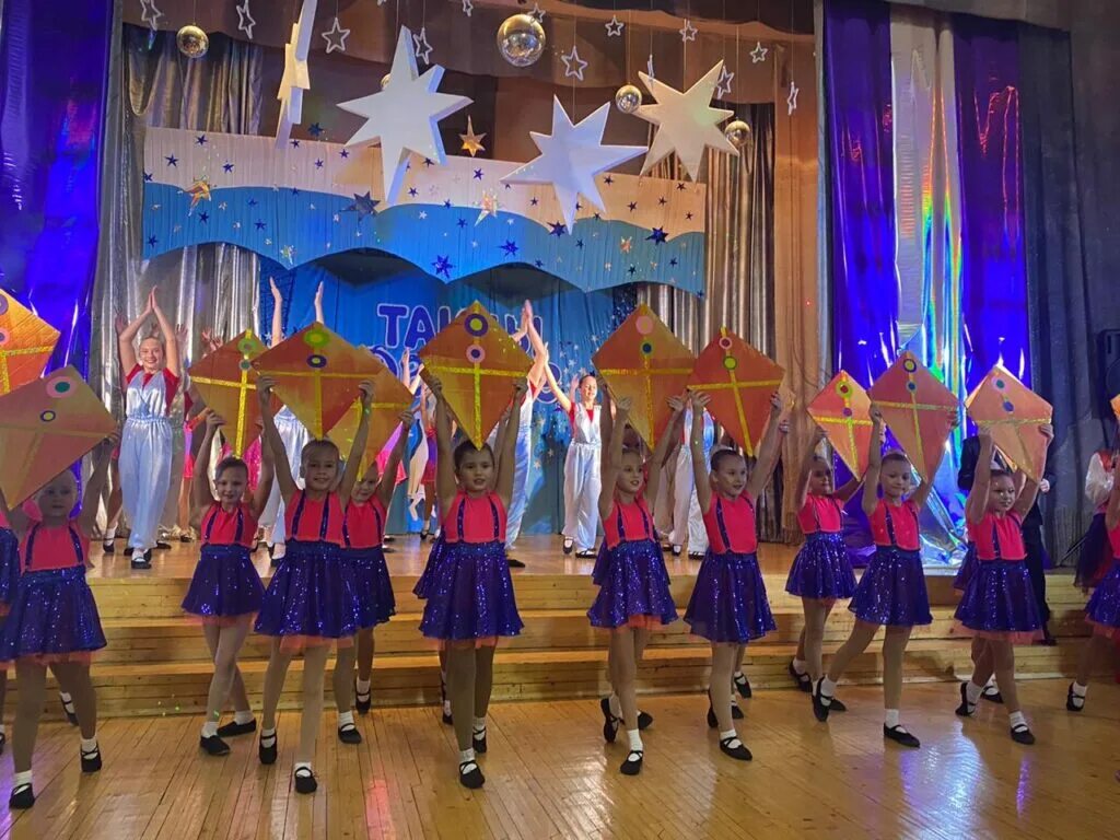 Танцы абакан. Абаканский дворец молодежи. Разминка семья. Калейдоскоп танцы. Рязань дворец молодежи 90 года.