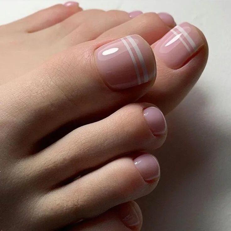 Стильный педикюр. Педикюр однотонный розовый. Педикюр нюд. Педикюр нюдовый френч. Педикюр телесный.