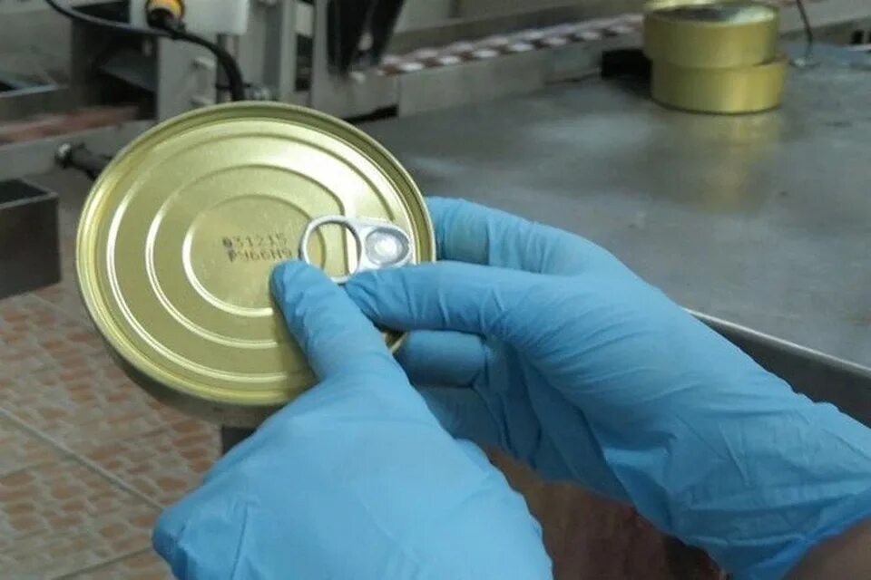 Бомбаж консервных банок. Микробиологический бомбаж консервов. бомбаж рыбных консервов. дефекты мясных консервов бомбаж. вздувшаяся банка консервов.