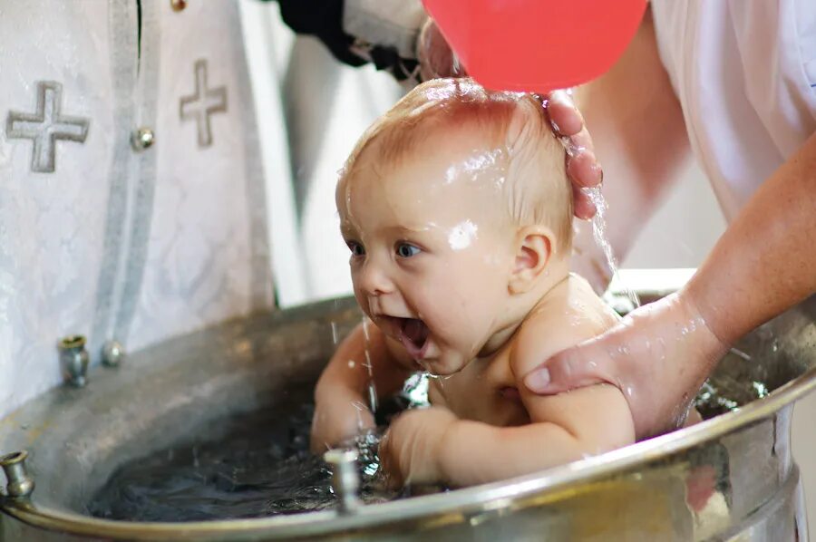 Крестить ребенка. Крещение младенца. Купание ребенка в церкви. Крещение детей в православной церкви. После крещения младенца