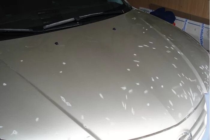 Скол с вмятиной на капоте. Перекрас капота от сколов. Реставрация сколов капота. На капот автомобиля от сколов. Как убрать сколы на капоте автомобиля.