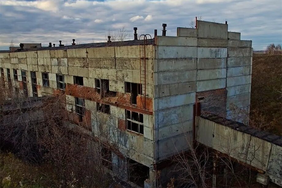 Кировский прогресс. Заброшенный завод Прогресс Кемерово. Заброшка Прогресс Кемерово. Заброшенный завод верх Исетский. Кировский завод заброшка.