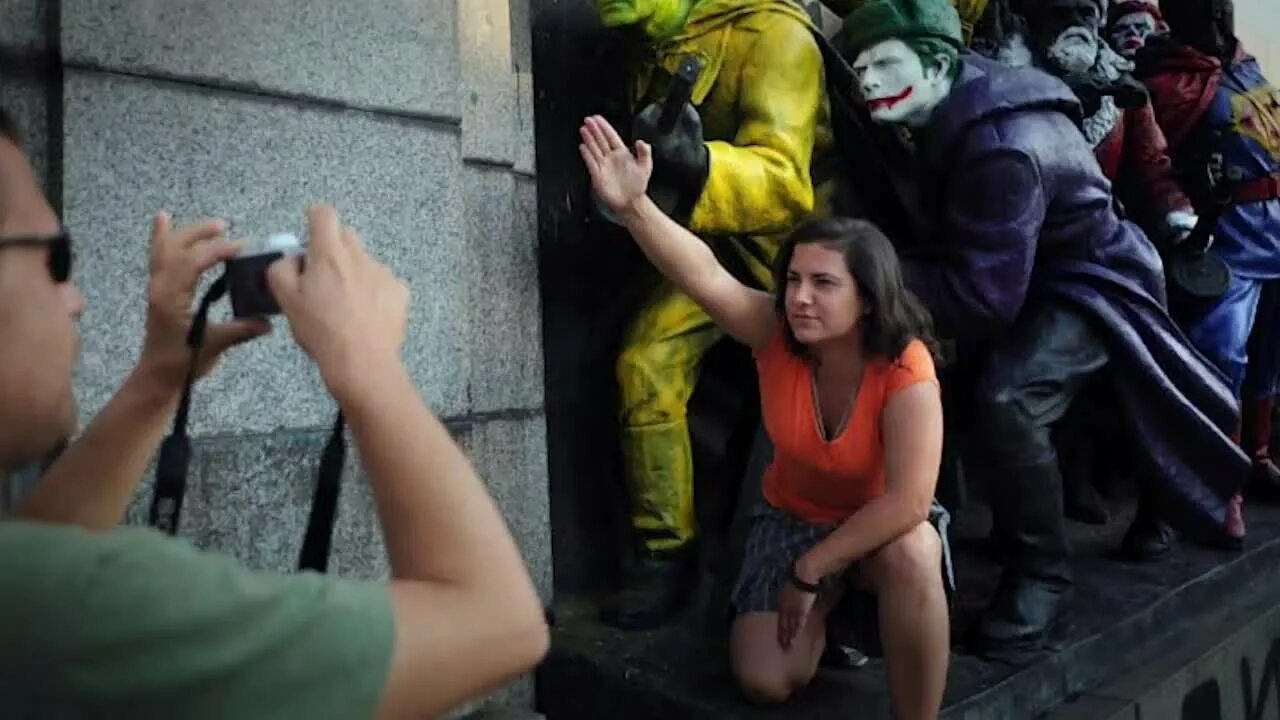 Осквернение читать. Статья за осквернение вечного огня. Вандализм ответственность. Осквернение мест захоронения. Вандализм фото.