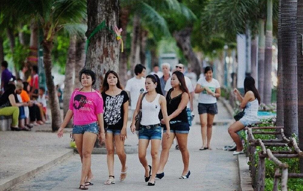 Thai streets. Бич роад в Паттайе. Пхукет Бич роуд. Паттайя девушки Бич роад. Тайланд пляж Паттайя Бич роуд.