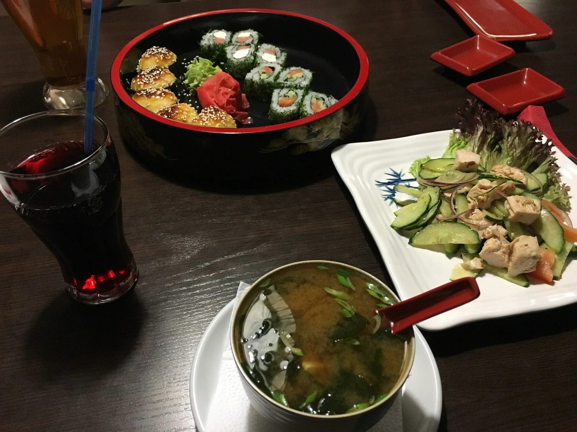Юшисуши адрес. Sushi restaurant. Суши ресторан. Такеши роллы. Ролл барракуда.