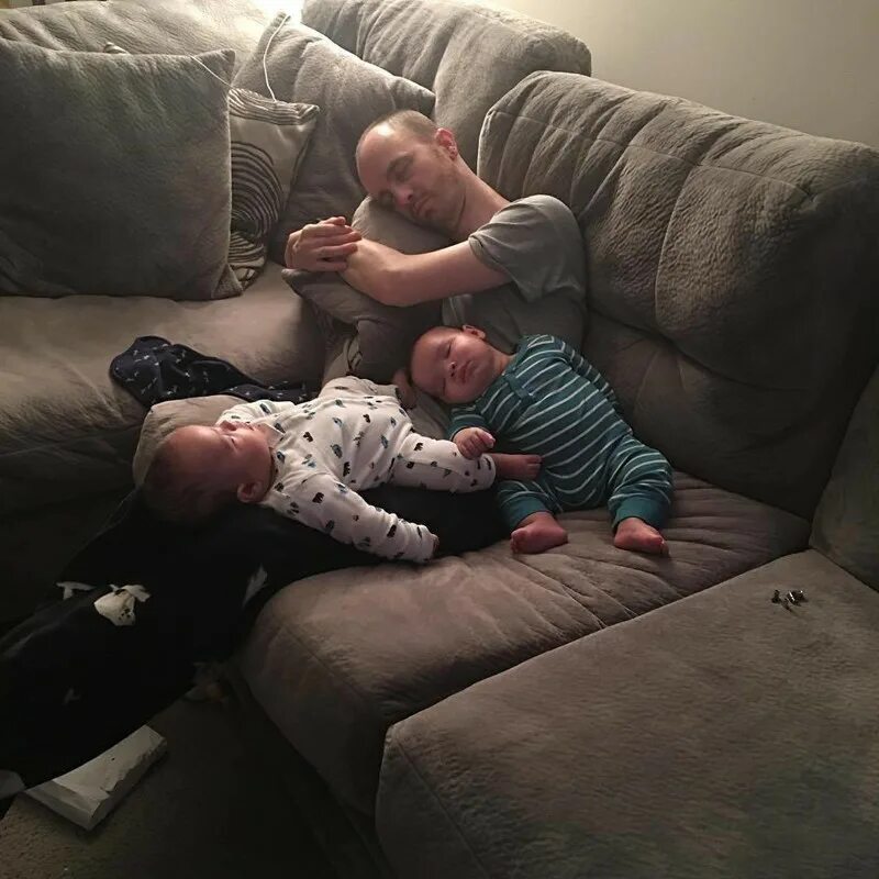 папа сидит. мужчина с ребенком. занять детей дома. отцы и дети. усталый папа.