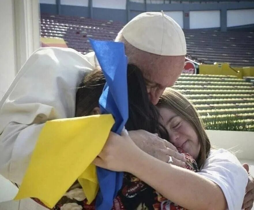 Папа Римский с флагом Украины. Папа с украинским флагом. Флаг даунов папа Римский. Папа Римский с даунами. Украина дауны