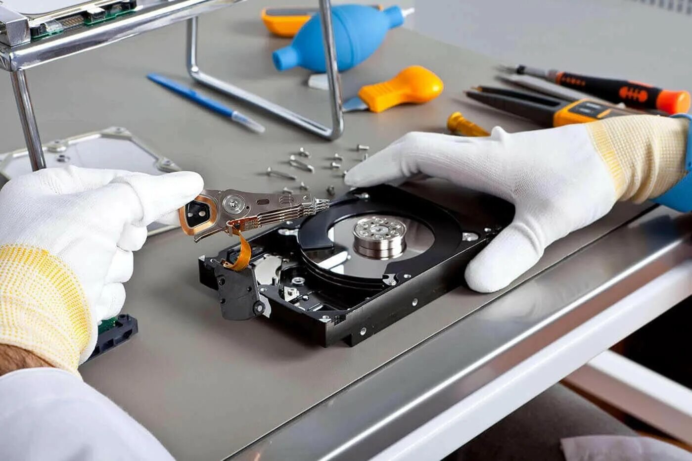 Восстановление информации. Восстановление данных с жесткого диска. Сервис HDD. Процесс восстановление данных жесткого диска. Лаборатория для восстановления данных с диска.