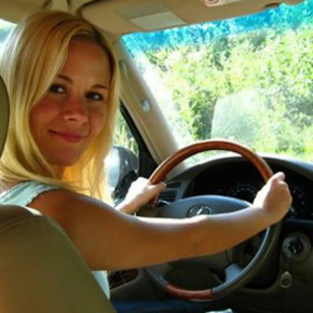 Женщина ищет водителя. Взрослые женщины в машине. Богатые женщины ищут водителей. Женщина ищет водителя без опыта частные объявления. Водитель авто азиатка.