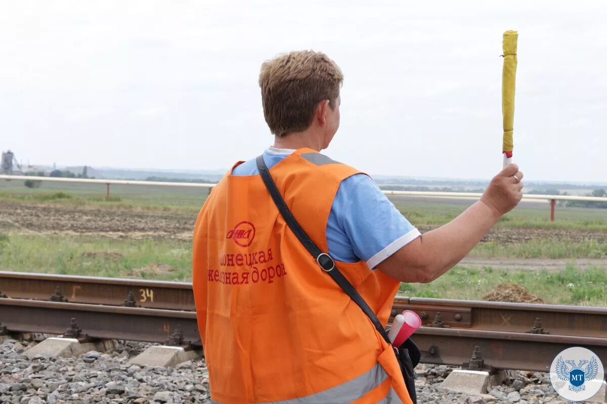 дежурные стрелочного поста. как встречает дежурный переезд поезда. как встречает дежурный переезд поезда. порядок действий при возникновении пожара в поезде. сигналы дежурного по переезду.