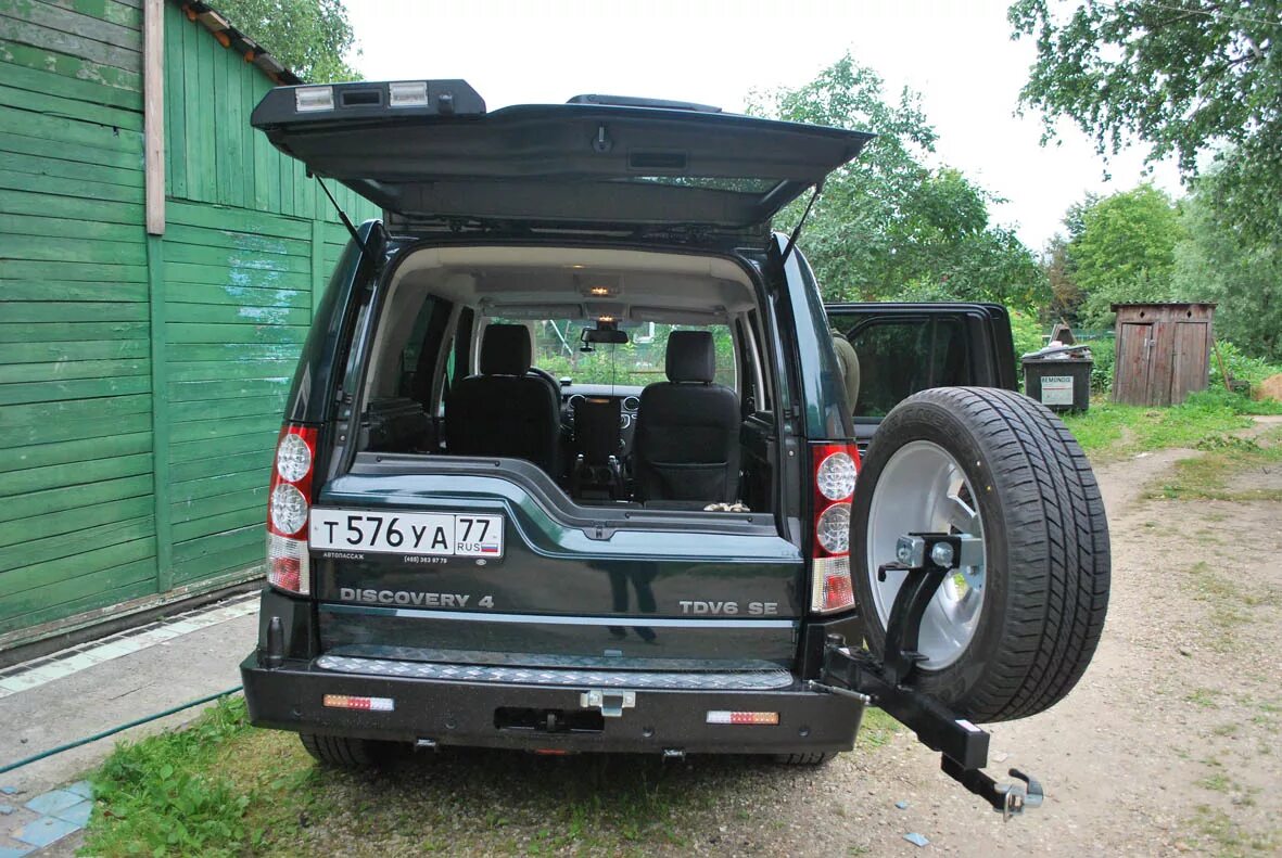 Дискавери задняя дверь. Land Rover Discovery 2 2004 калитка. Кронштейн запасного колеса Land Rover Discovery 4. Land Rover Discovery 4 запасное колесо.