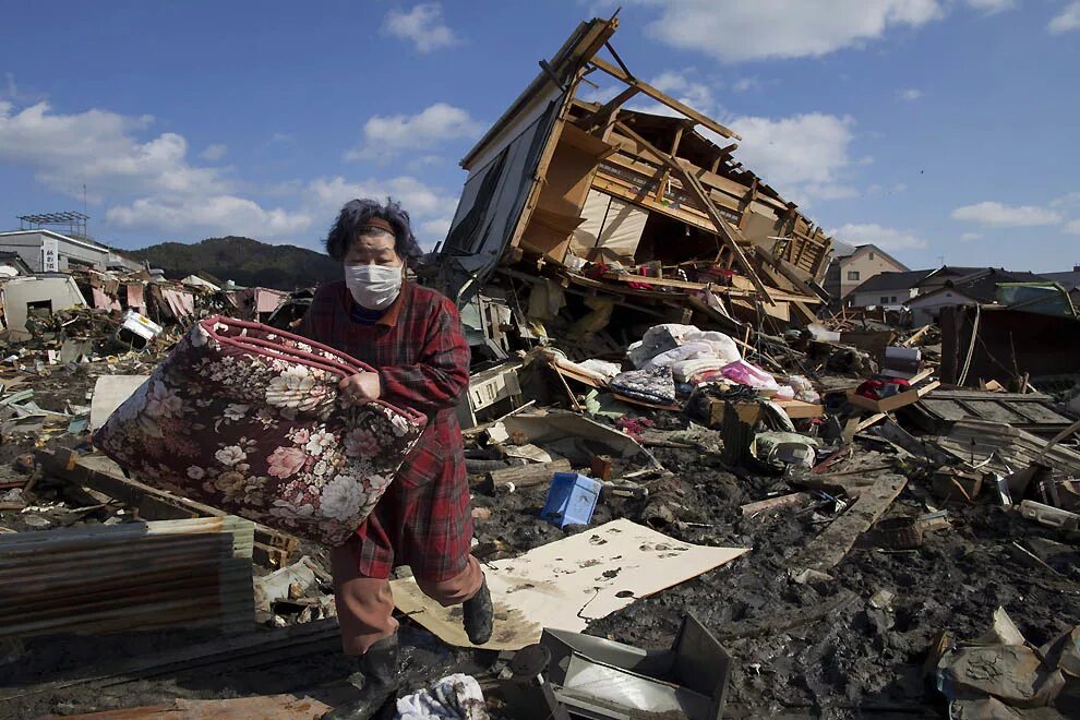 Землетрясение в 11 году. ЦУНАМИ В Японии в 2011. Фукусима землетрясение и ЦУНАМИ. Япония 2011 землетрясение и ЦУНАМИ.