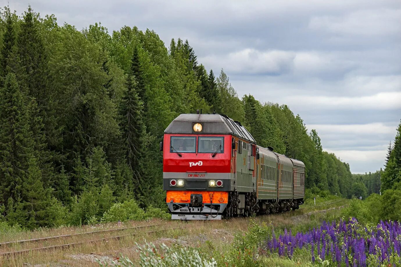 Тепловоз тэп70бс 277. Станция Озерница Кировская. Светлополянск — Верхнекамская ЖД. Река Озерница Кировская область. Поезд 277