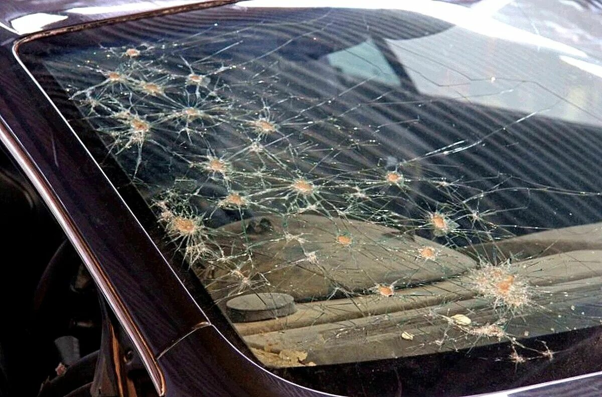 Треснутое лобовое стекло. Лобовое стекло триплекс. Разрушение стекла. Car Front Windshield.