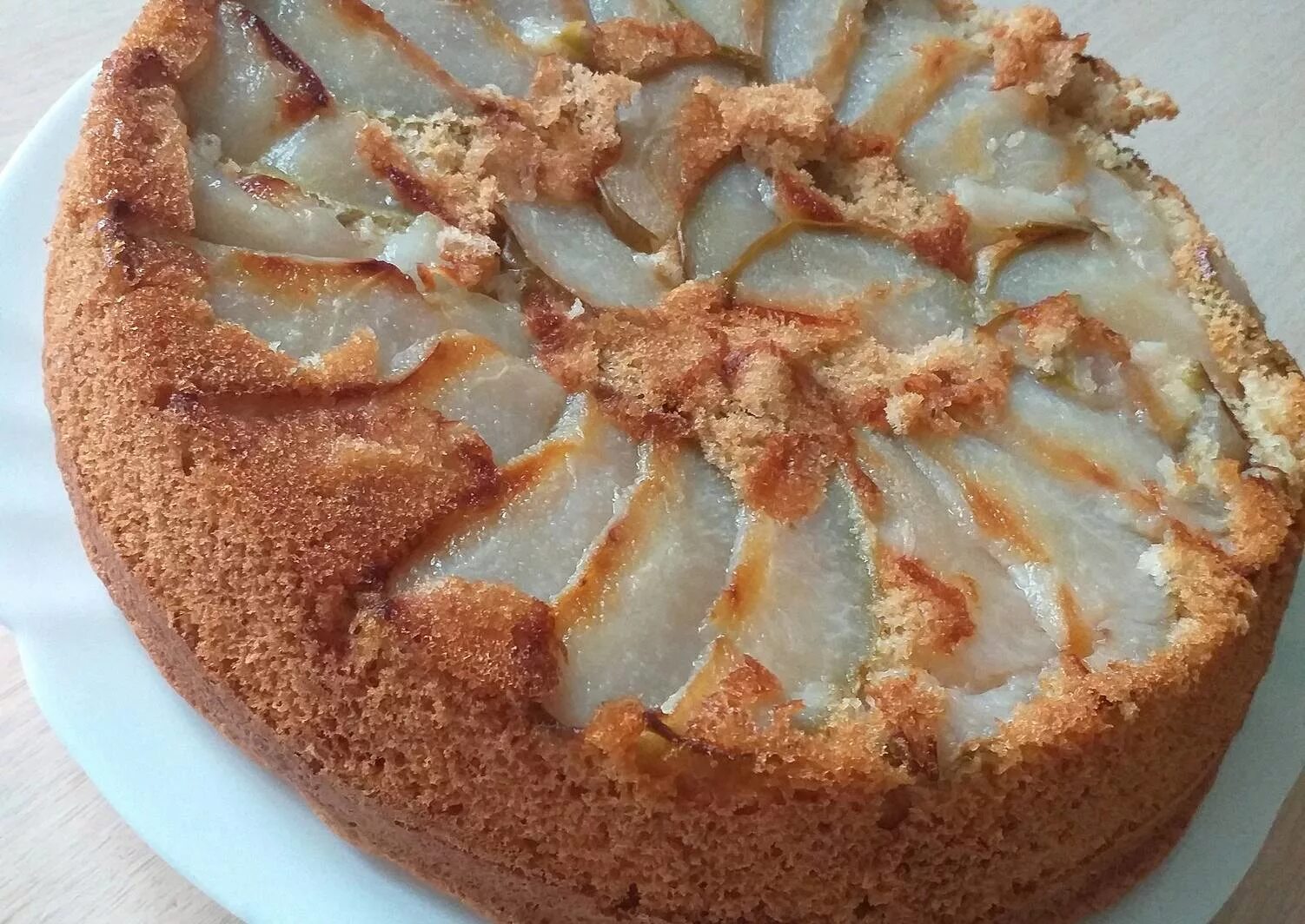 Красивая шарлотка с яблоками. Шарлотка с грушей в духовке. Пирог с грушей и миндальным кремом. Пышная шарлотка с грушами. Пирог с яблоками в духовке.