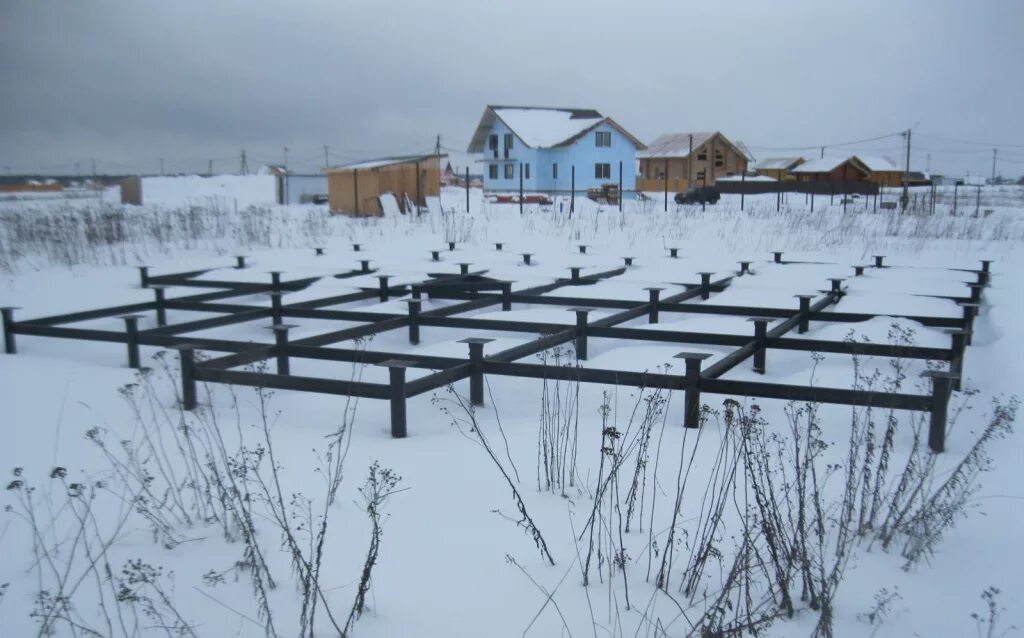 Винтовые сваи зимой. Винтовой фундамент зимой. Монтаж винтовых свай зимой. Свайный фундамент зимой. Винтовые сваи зимой.