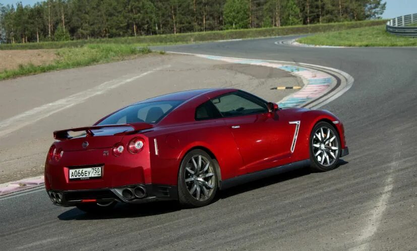 Nissan 370Z Nismo Silnik: 3.7l V6 Moc: 344 KM Maks. moment obrotowy: 371 Nm #Nis