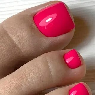 Яркий педикюр однотонный