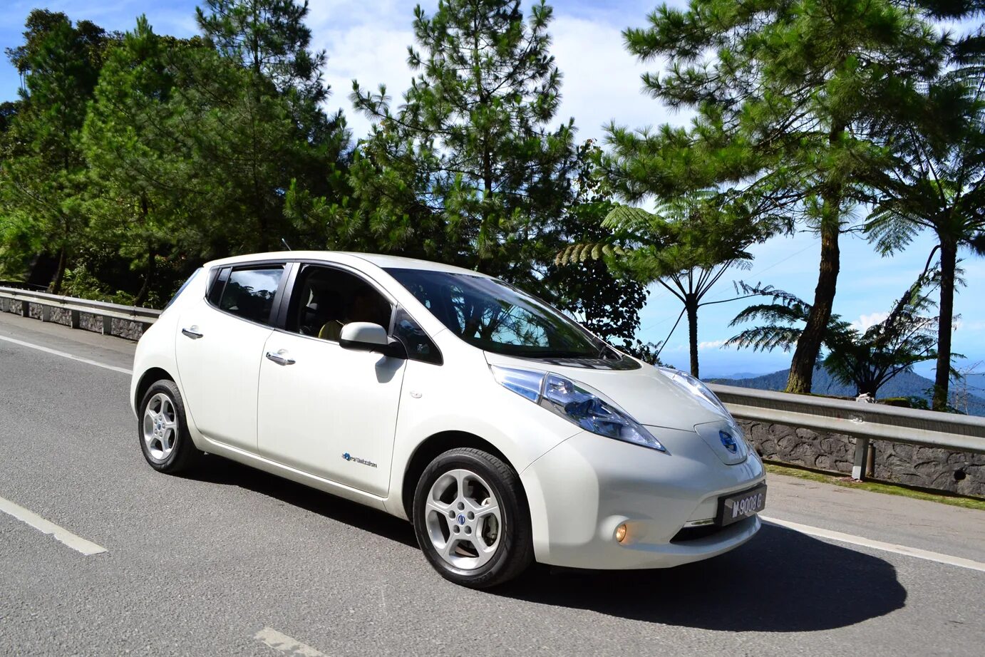 Ниссан электрокар. Nissan leaf. ниссан леаф электромобиль. электрокар nissan leaf. электрическая машина ниссан leaf.