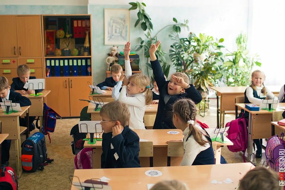 Однажды в школе на уроке. Ученики начальных классов. Урок в начальной школе. Урок в классе. Занятия в школе.