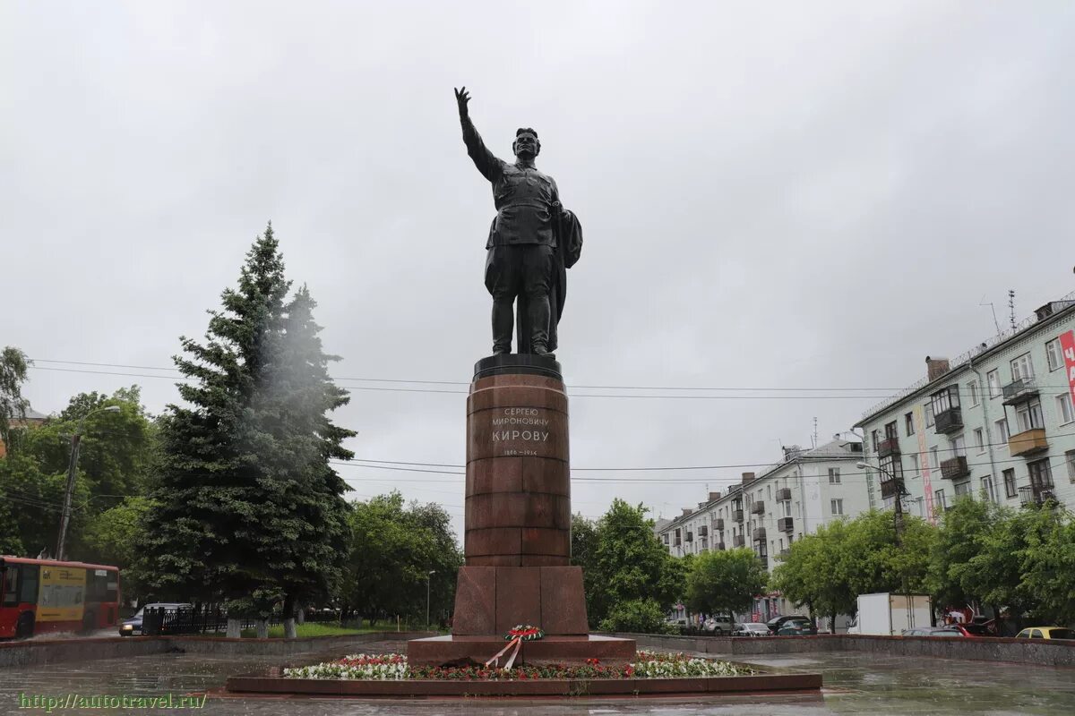 Памятник кирову киров памятник. Памятник кирову в кирове на октябрьском проспекте. Киров октябрьский проспект с памятником кирову. Памятник кирову в кирове на октябрьском проспекте. Памятник кирову в кирове на октябрьском проспекте.