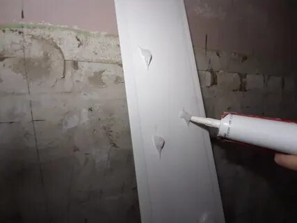 Приклеить пластиковую панель в ванной